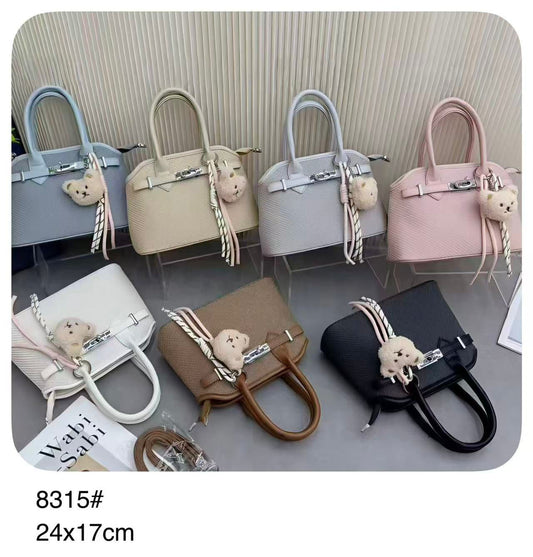 Mini cartera con cierre frontal decorativo y llavero de osito