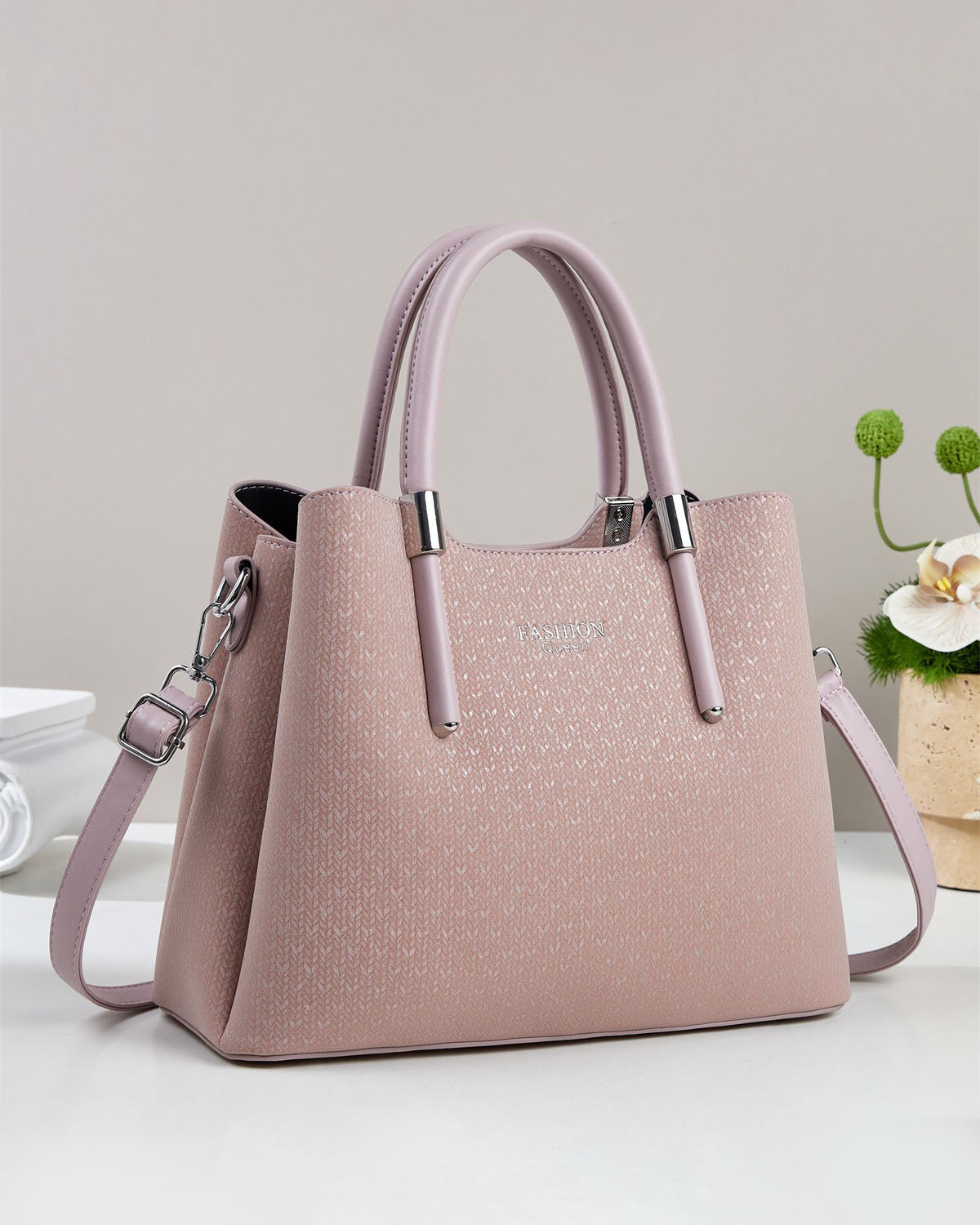 Cartera mediana con detalles en plateado