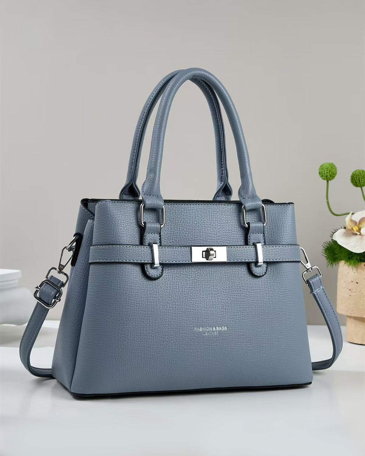 Cartera mediana con detalles en plateado