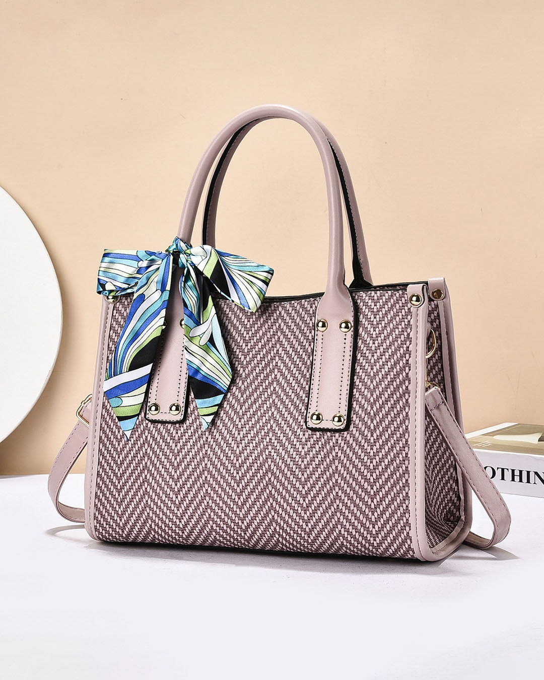 Cartera cuadrada con detalles en dorado y bufanda