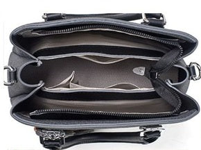 Bolso de mano con diseño de dos tonos con detalles en herrajes dorados