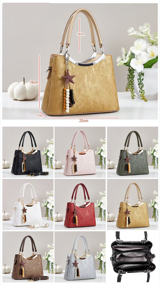 Cartera mediana con detalles en dorado y llavero colgante removible