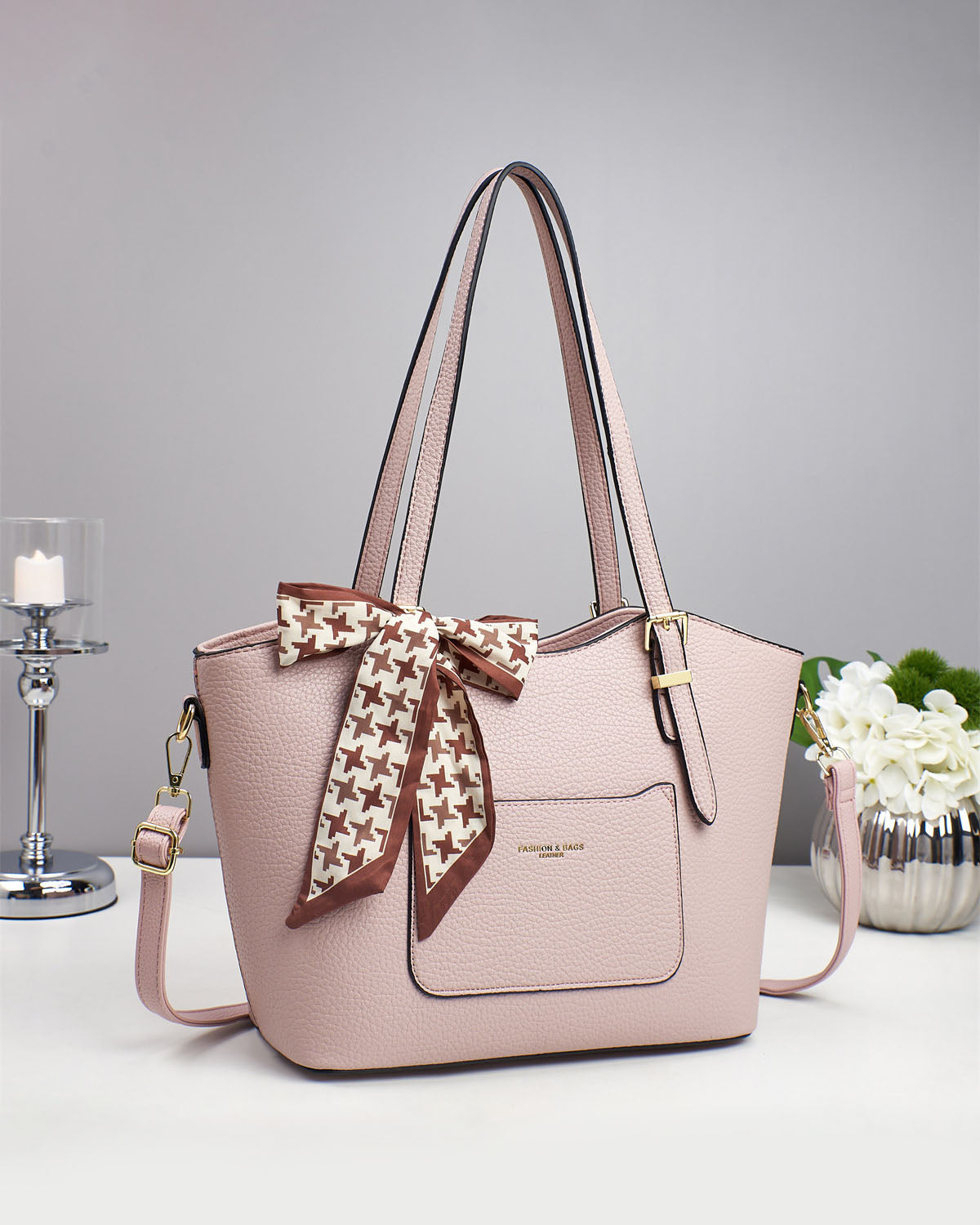 Bolso de mano estilo tote con pañuelo de seda como detalle decorativo