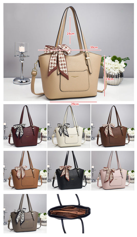 Bolso de mano estilo tote con pañuelo de seda como detalle decorativo