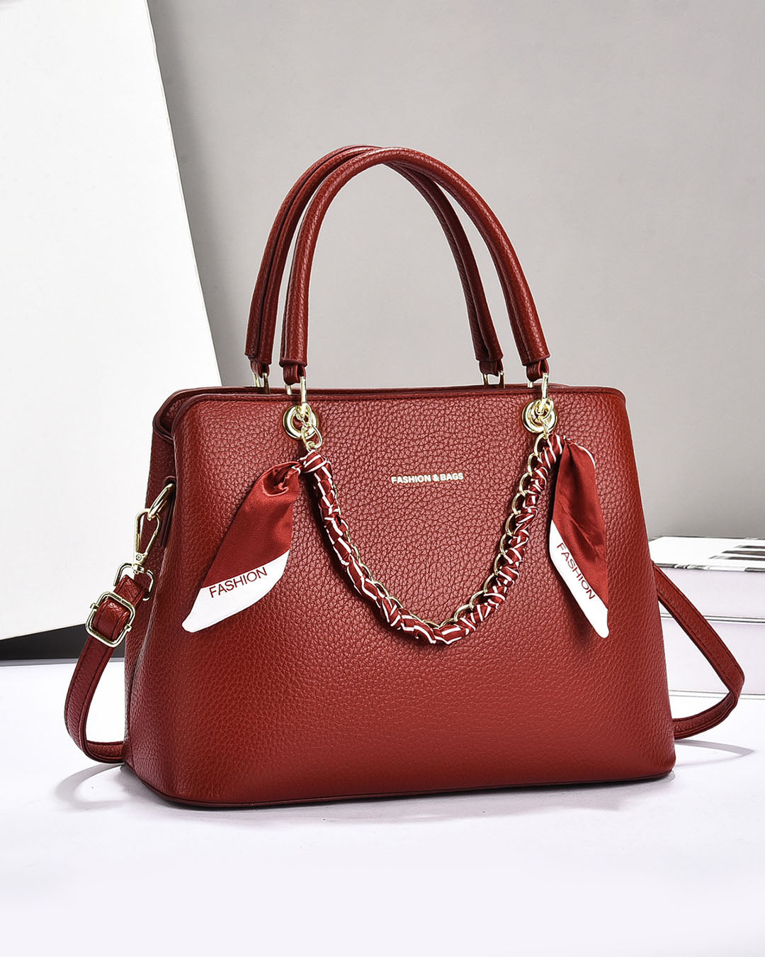 Cartera mediana con detalles unicos