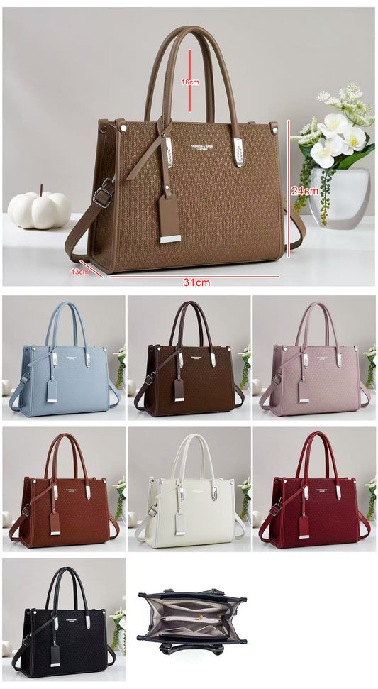 Cartera mediana con forma cuadrada y detalles plateados