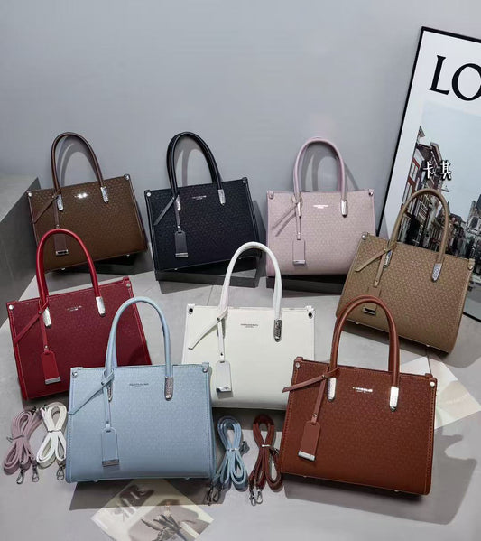 Cartera mediana con forma cuadrada y detalles plateados