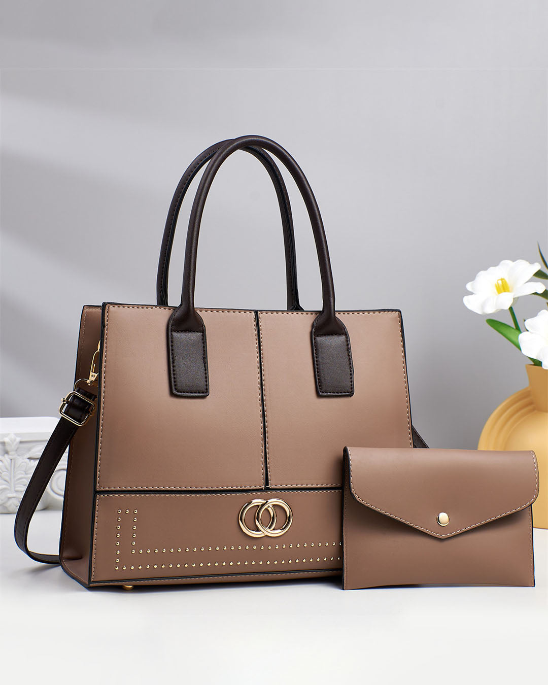 Cartera mediana con detalles en dorado con sobre libre