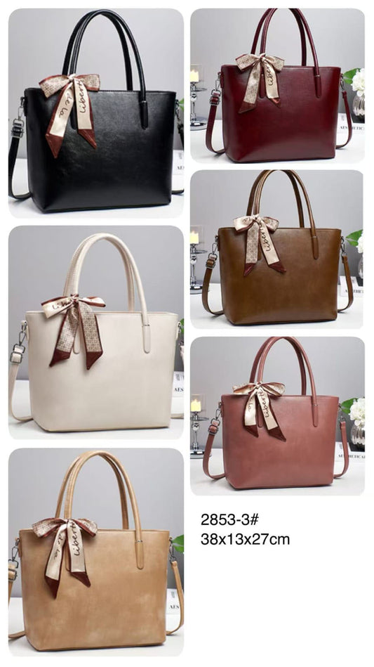 Clásico–femenino. Diseño sobrio con detalle decorativo (lazo), pensado para uso diario con un toque delicado