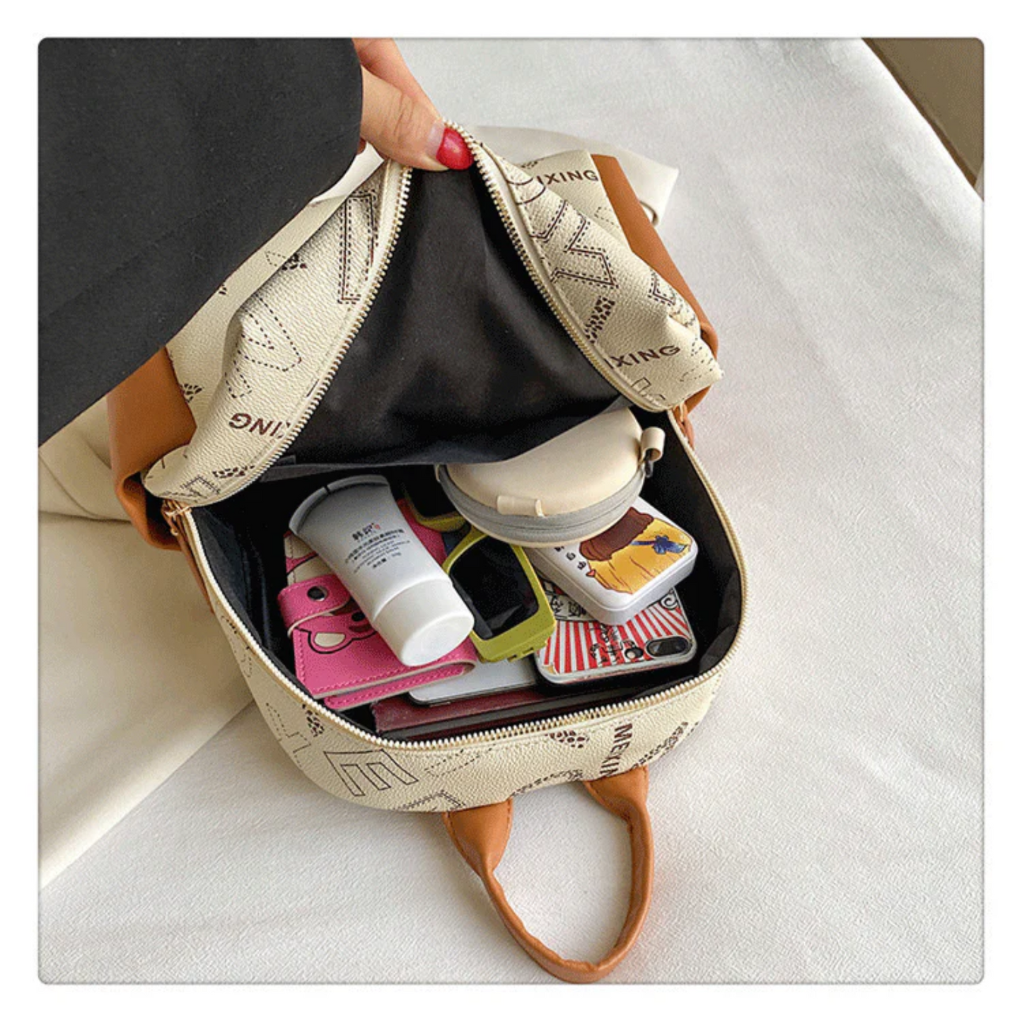 Mochila con Diseños Variados y Detalles Marrones