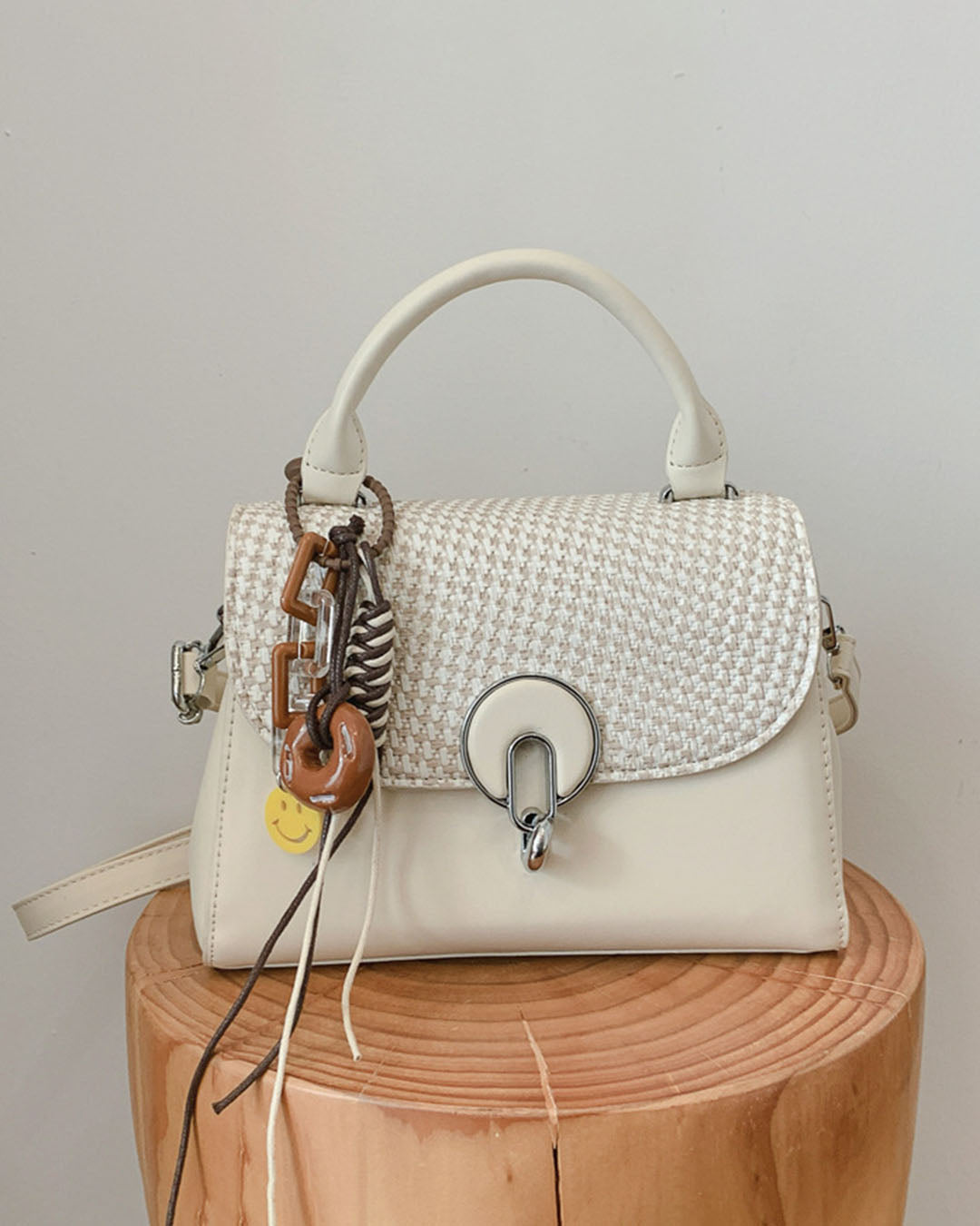 Crossbody con llavero colgante