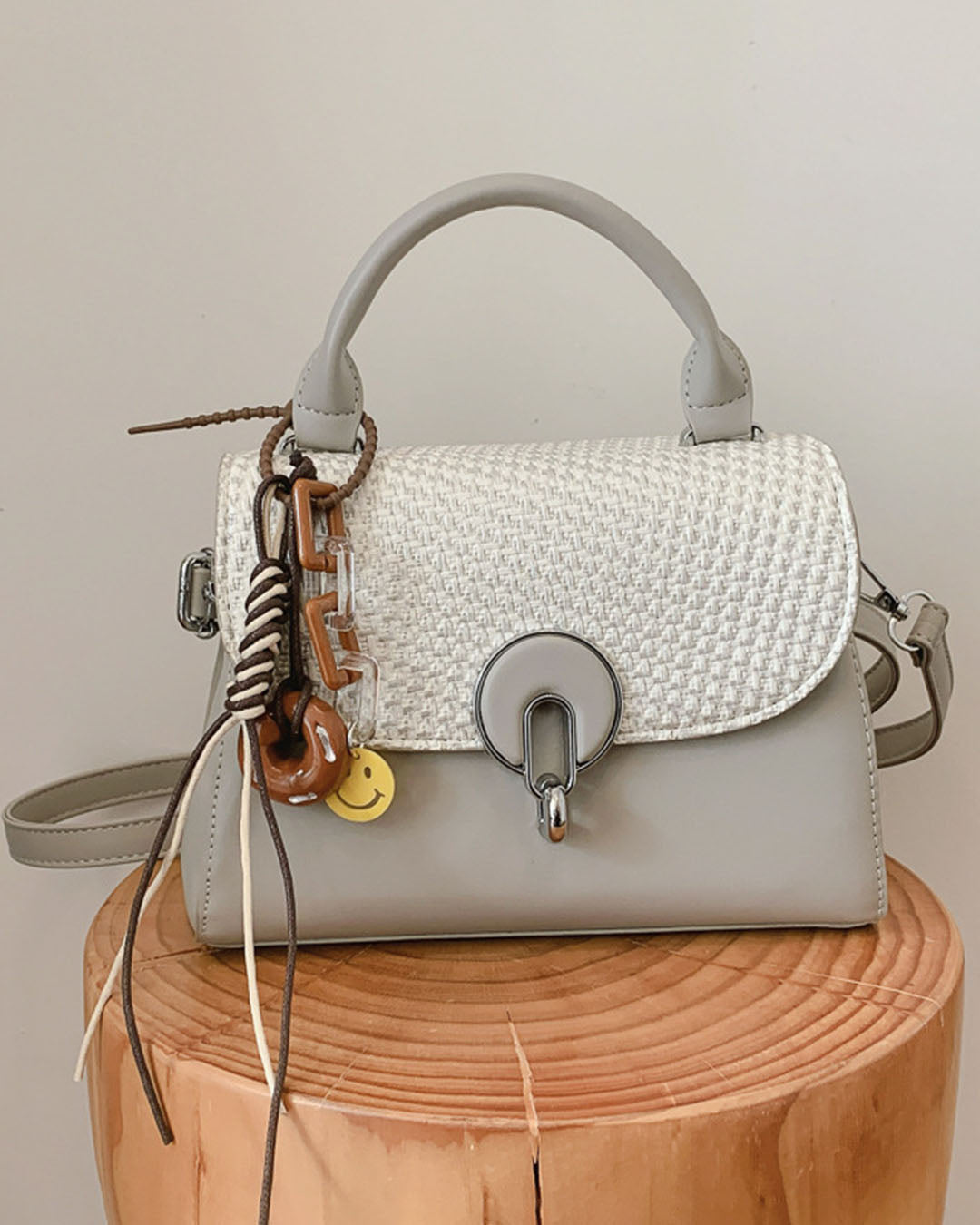 Crossbody con llavero colgante