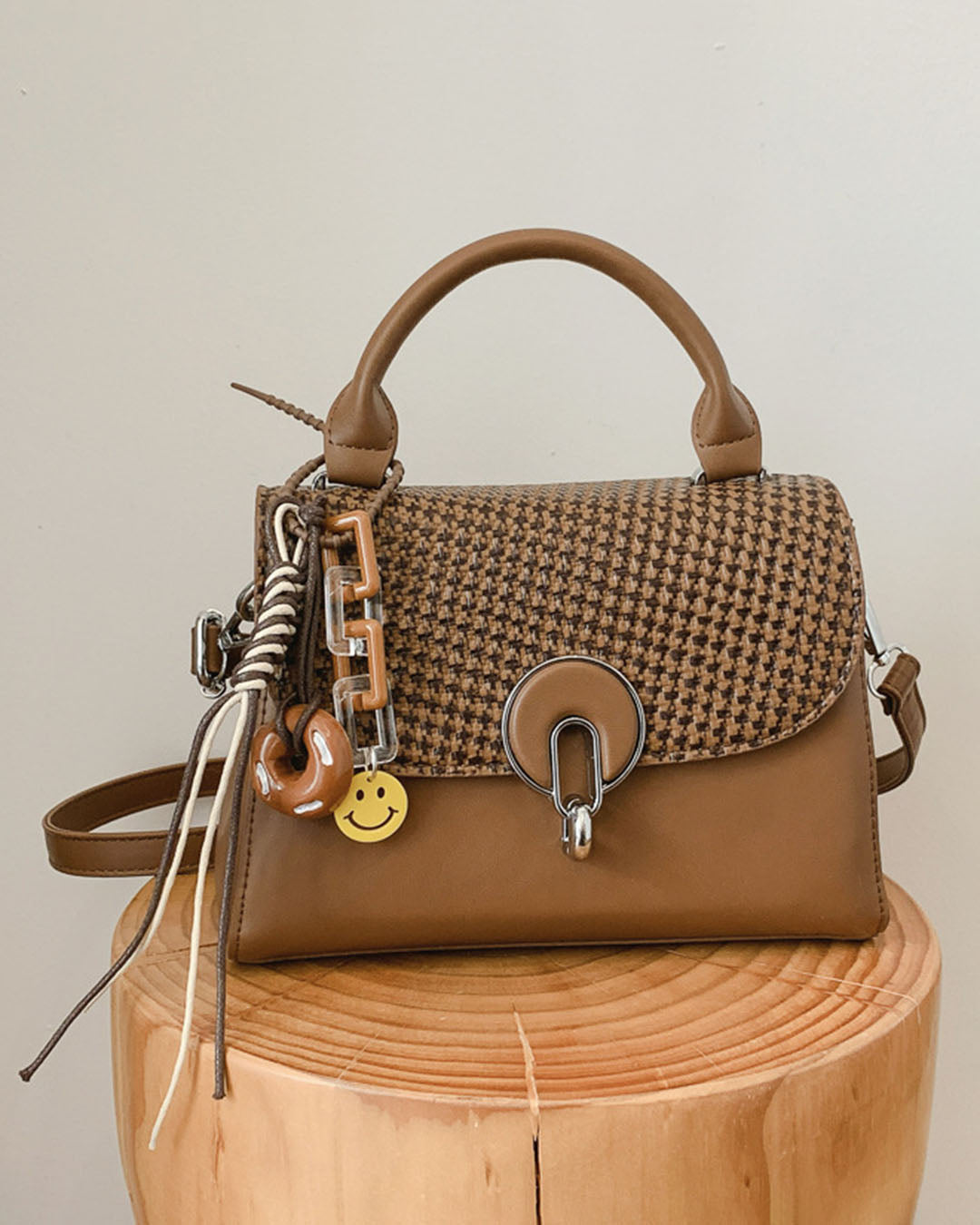 Crossbody con llavero colgante