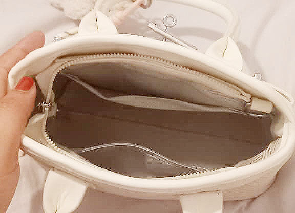 Mini cartera con cierre frontal decorativo y llavero de osito