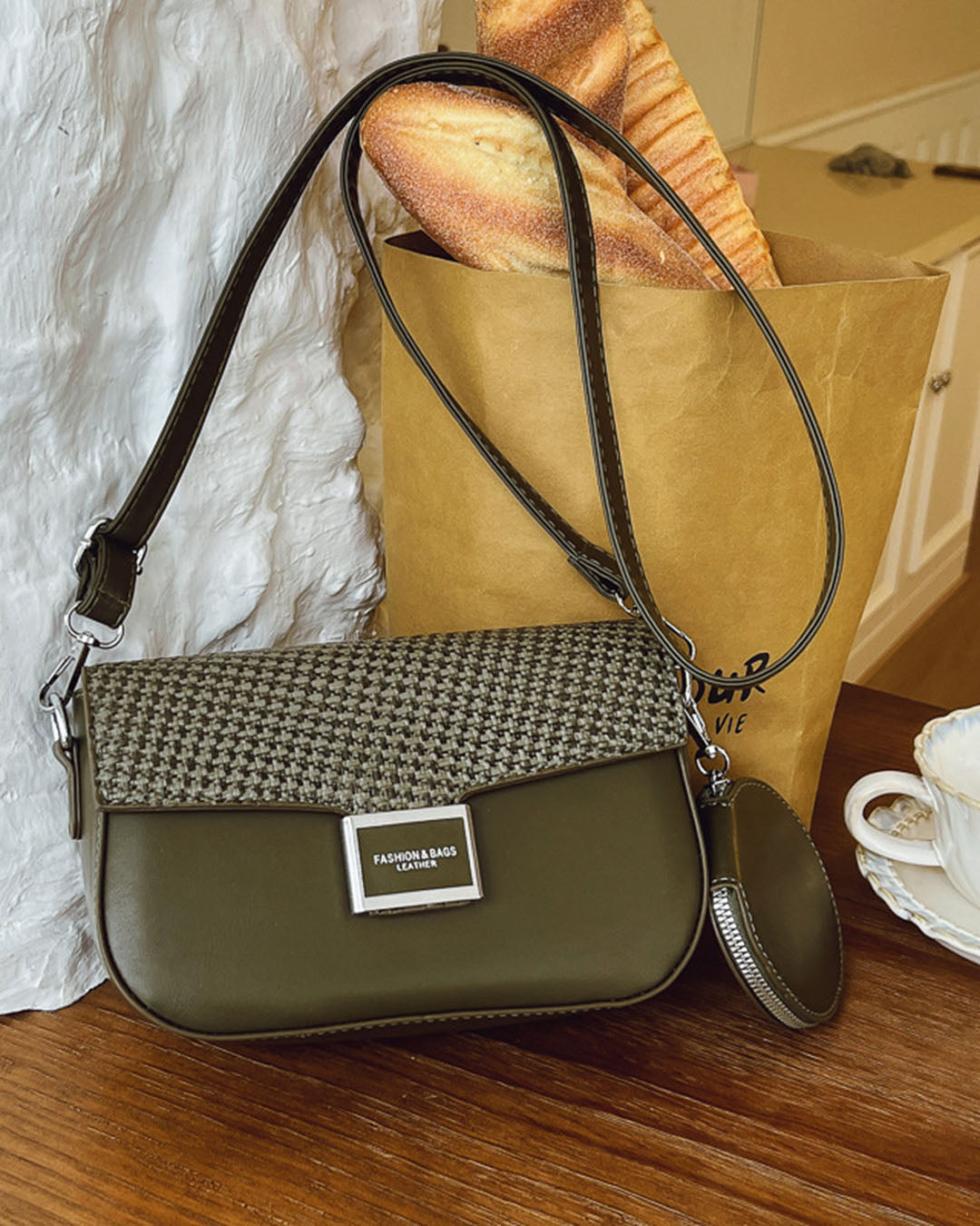 Crossbody con estillo conservador clasico