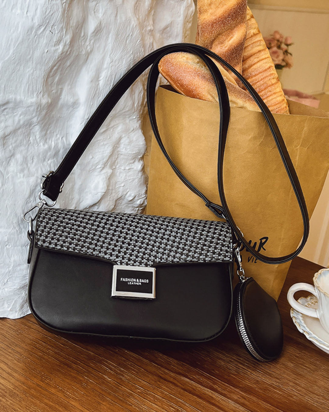 Crossbody con estillo conservador clasico