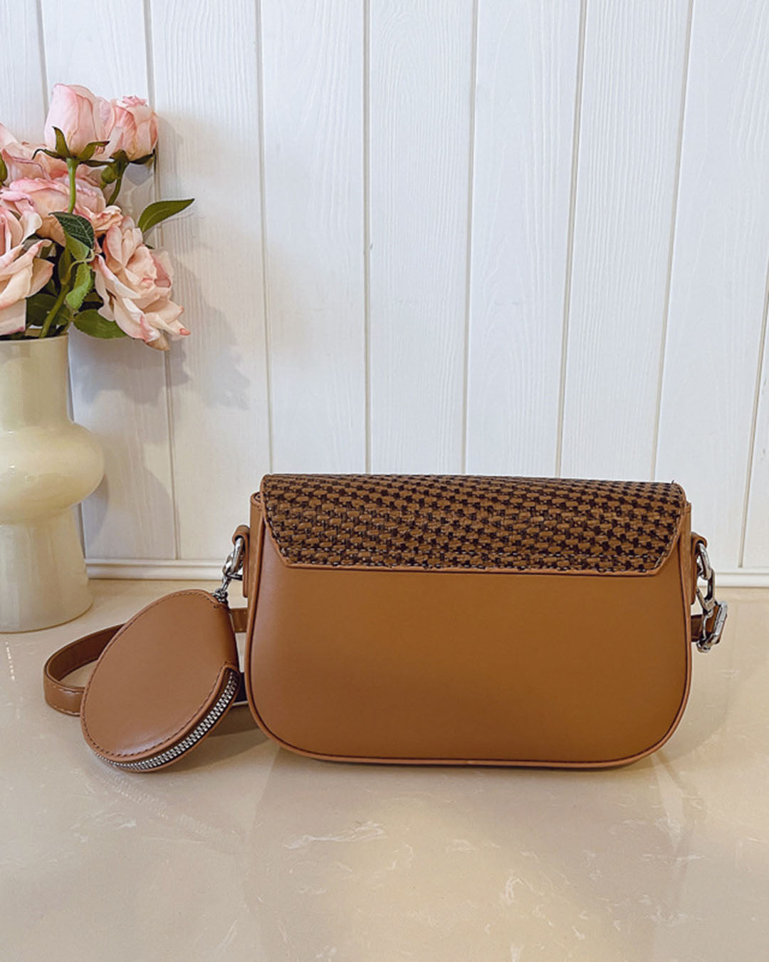 Crossbody con estillo conservador clasico