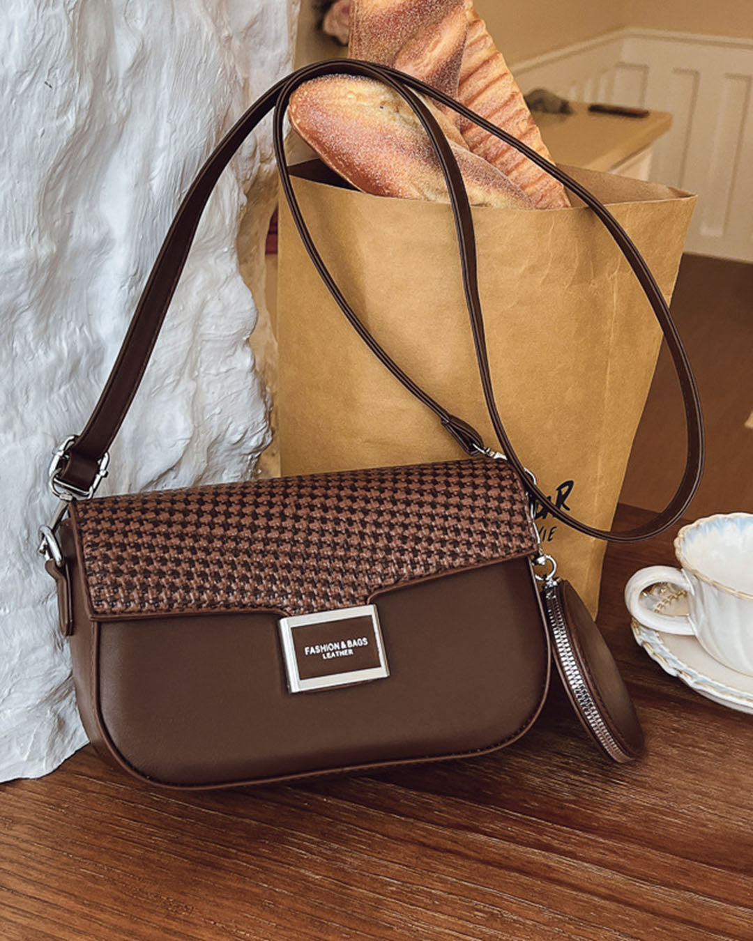 Crossbody con estillo conservador clasico