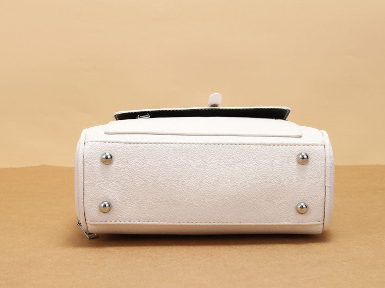 Mini cartera con tiro en tela y detalles en plateado