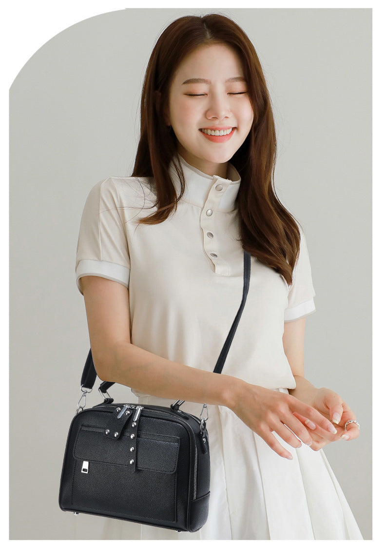 Mini cartera con tiro en tela y detalles en plateado