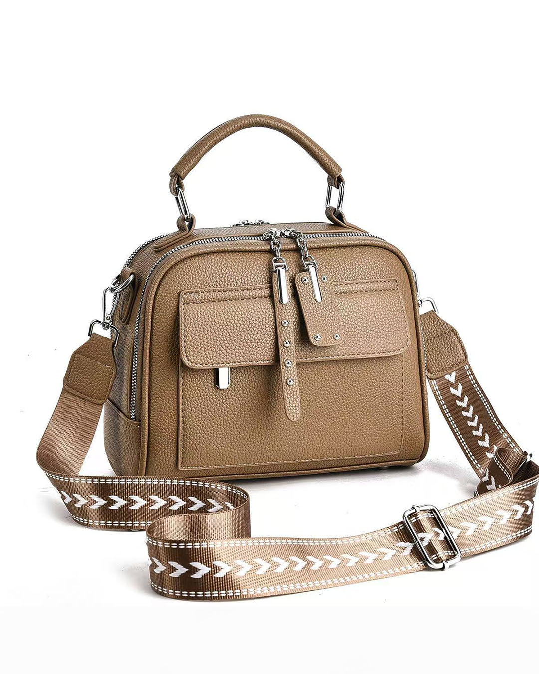 Mini cartera con tiro en tela y detalles en plateado
