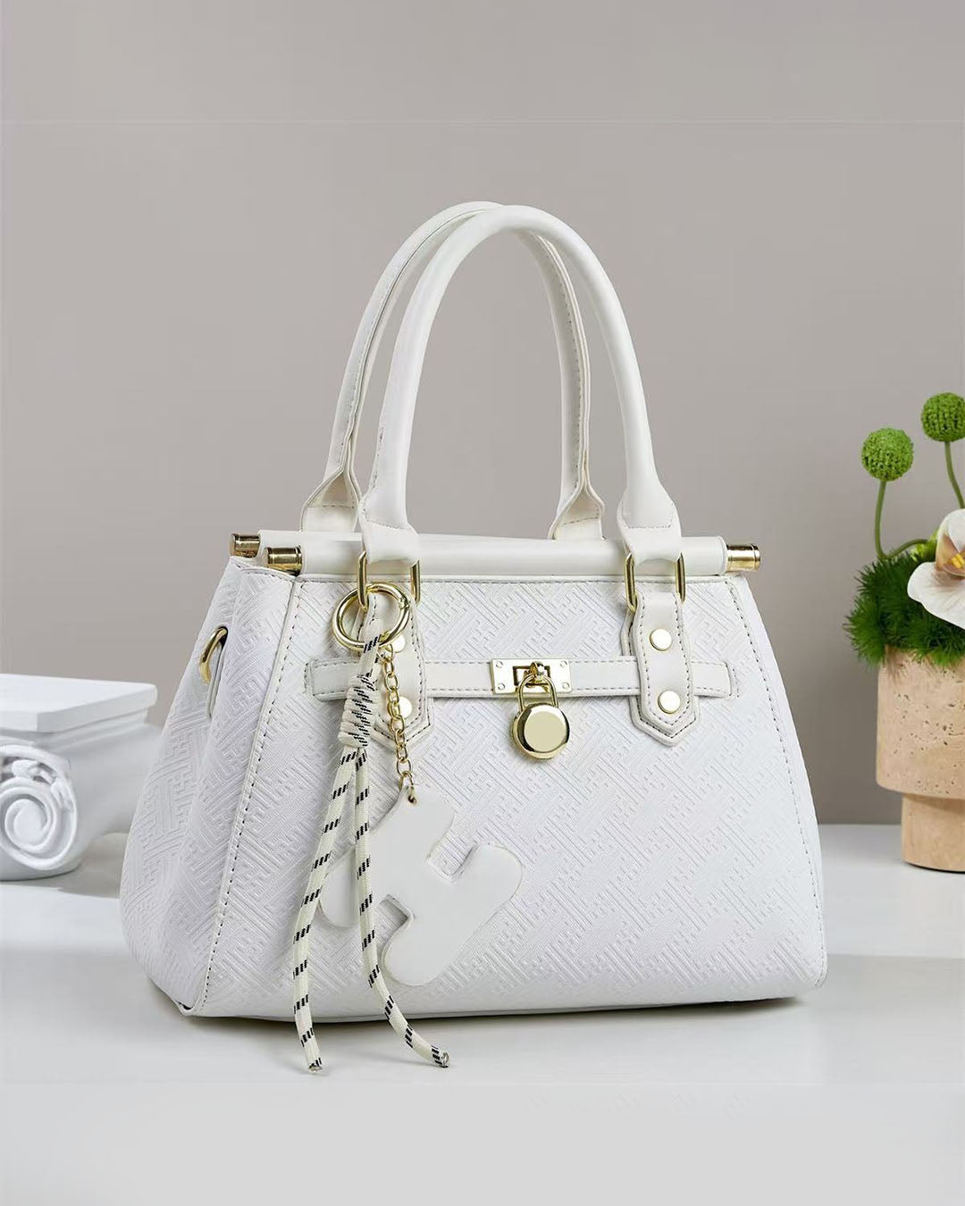 Bolso pequeño de mano con patrón geométrico grabado
