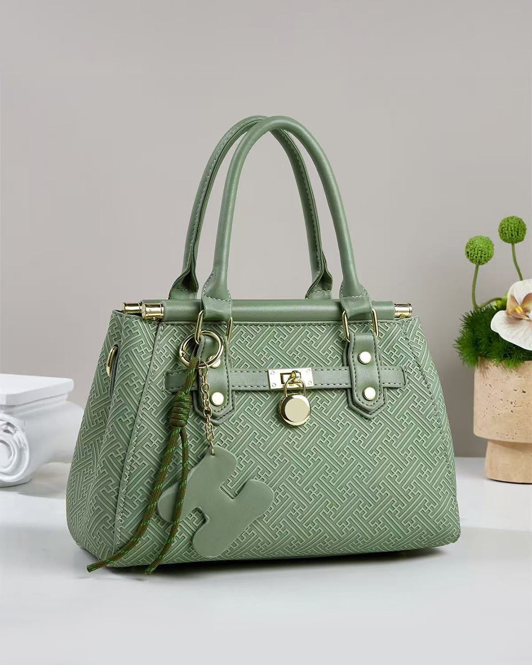 Bolso pequeño de mano con patrón geométrico grabado