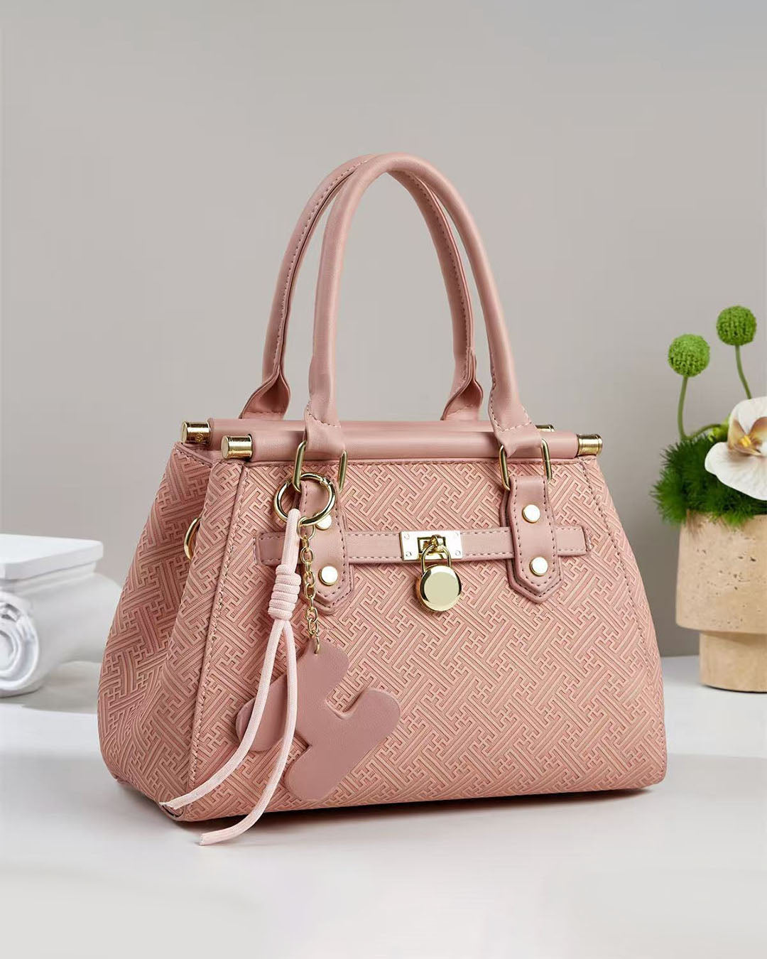Bolso pequeño de mano con patrón geométrico grabado