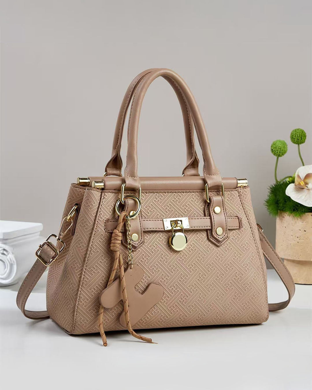 Bolso pequeño de mano con patrón geométrico grabado