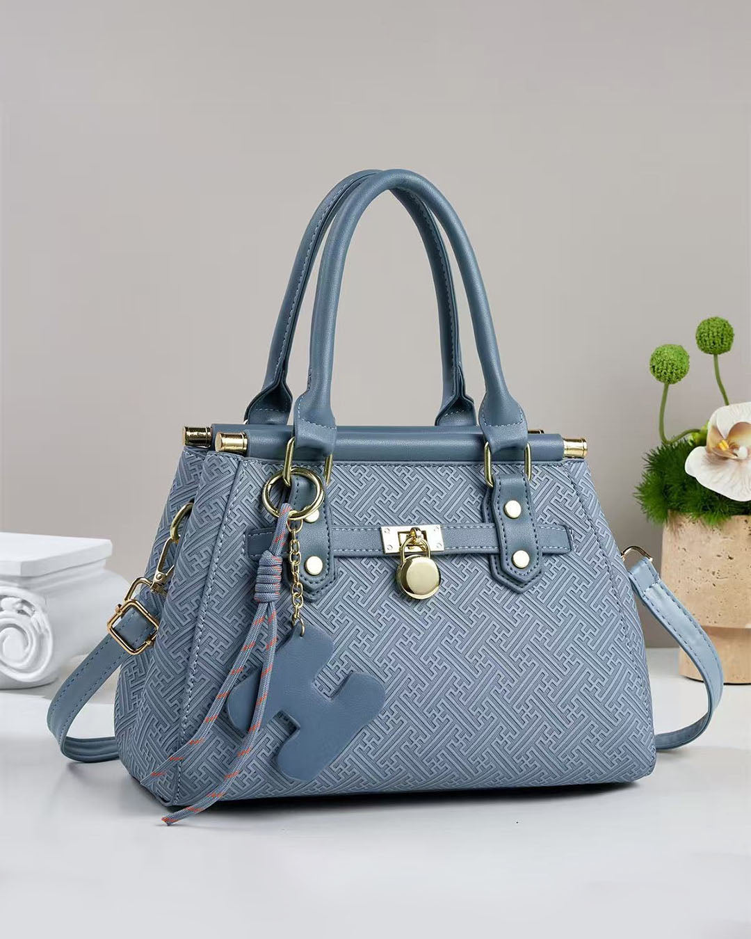 Bolso pequeño de mano con patrón geométrico grabado