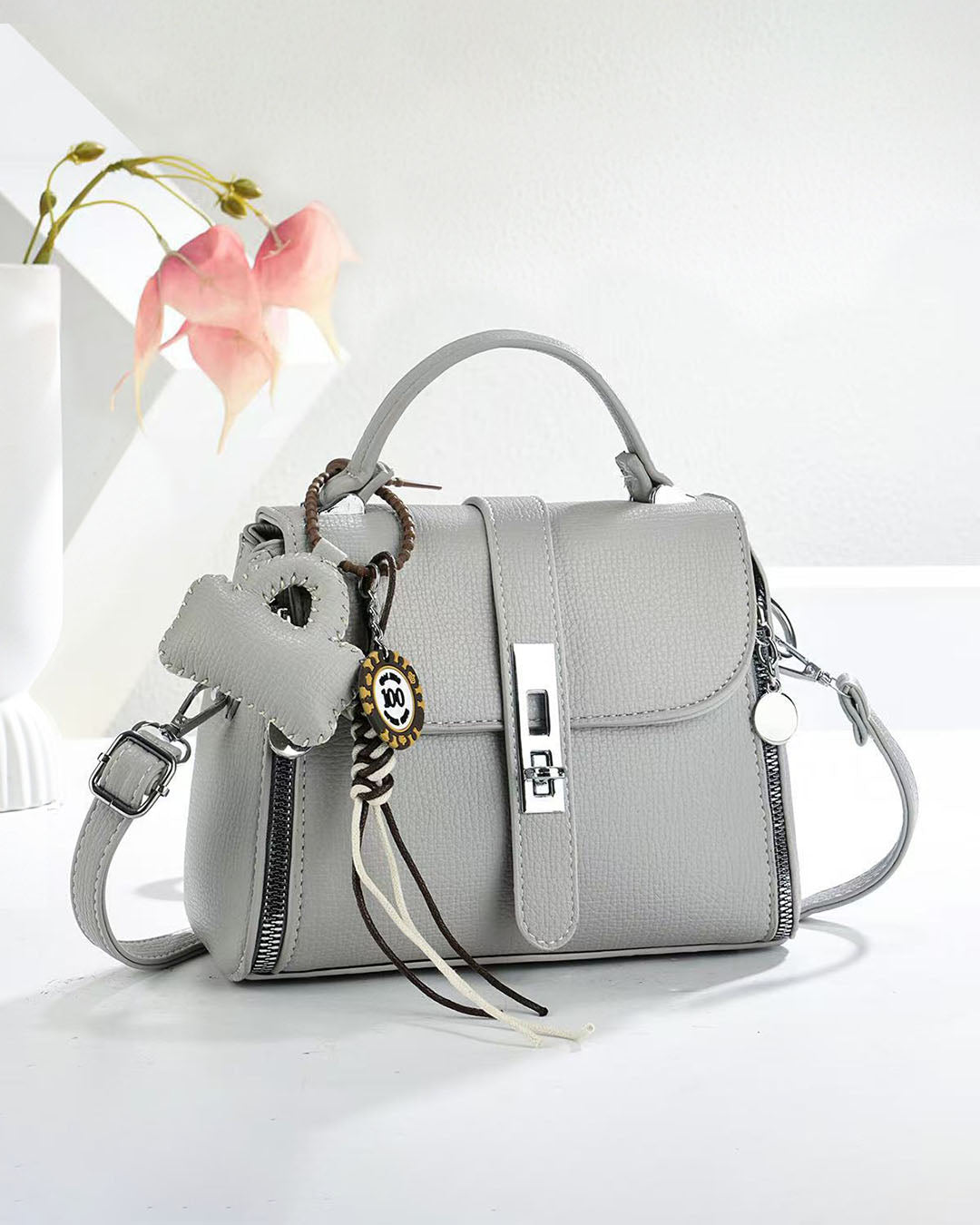 Crossbody con llavero colgante