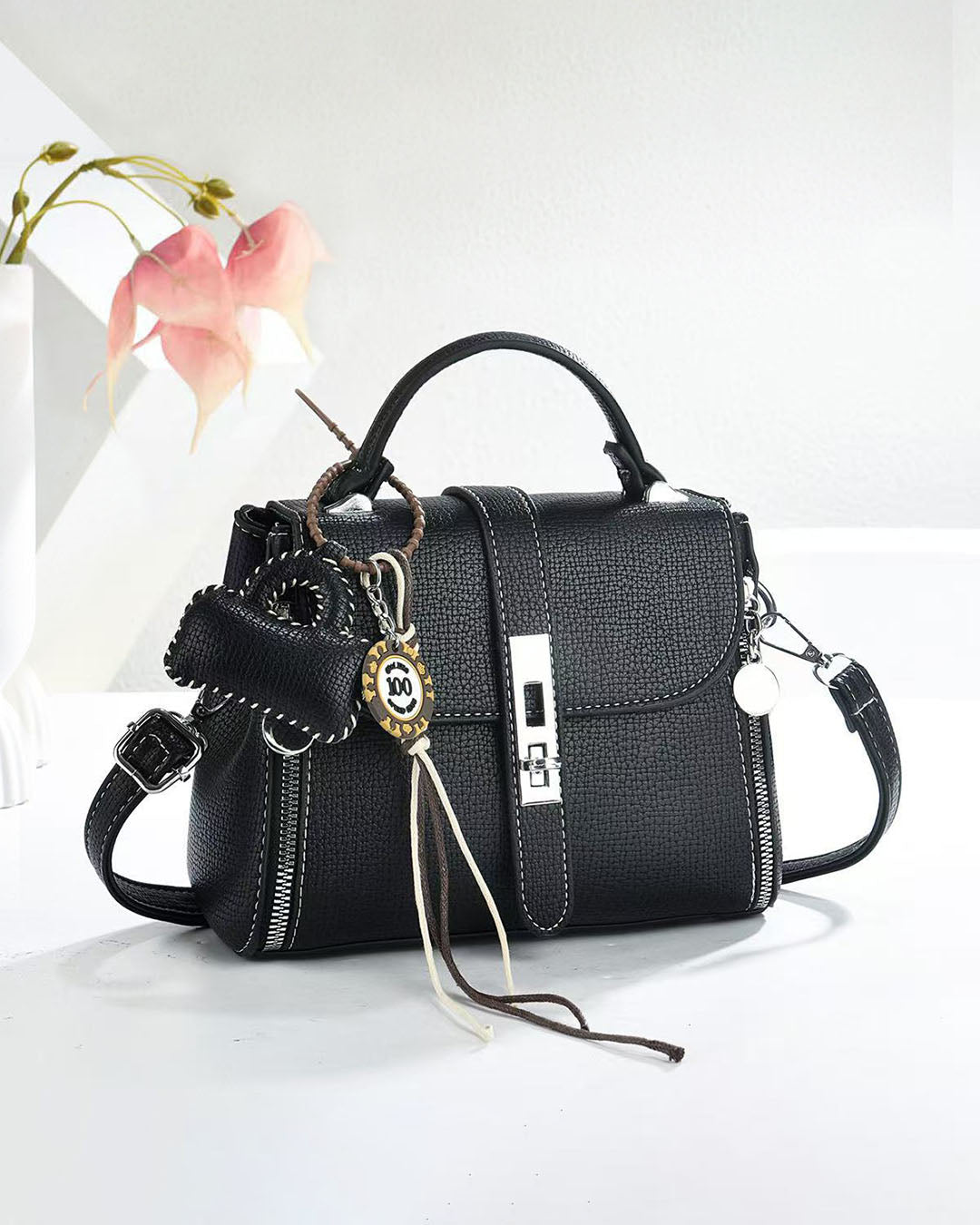 Crossbody con llavero colgante
