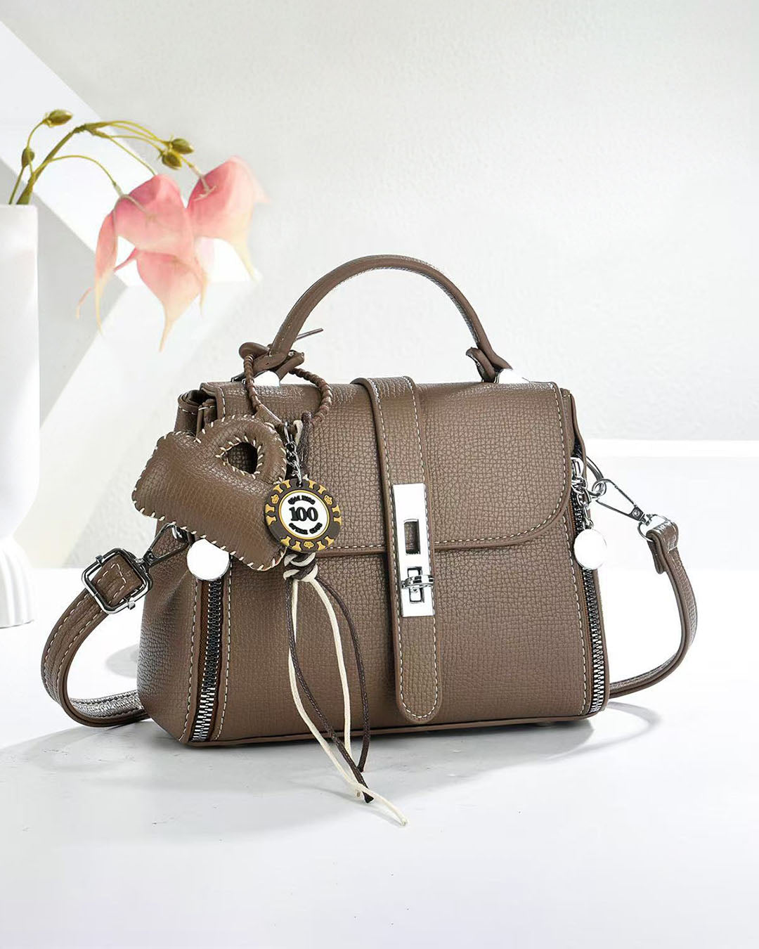 Crossbody con llavero colgante