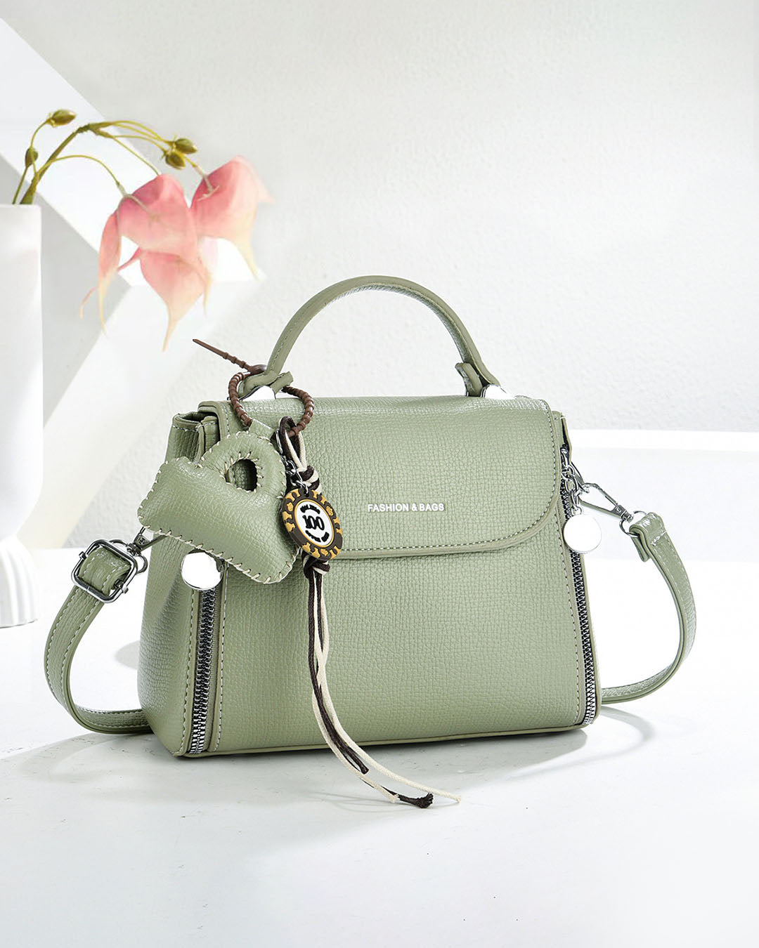 Crossbody con llavero colgante divertido
