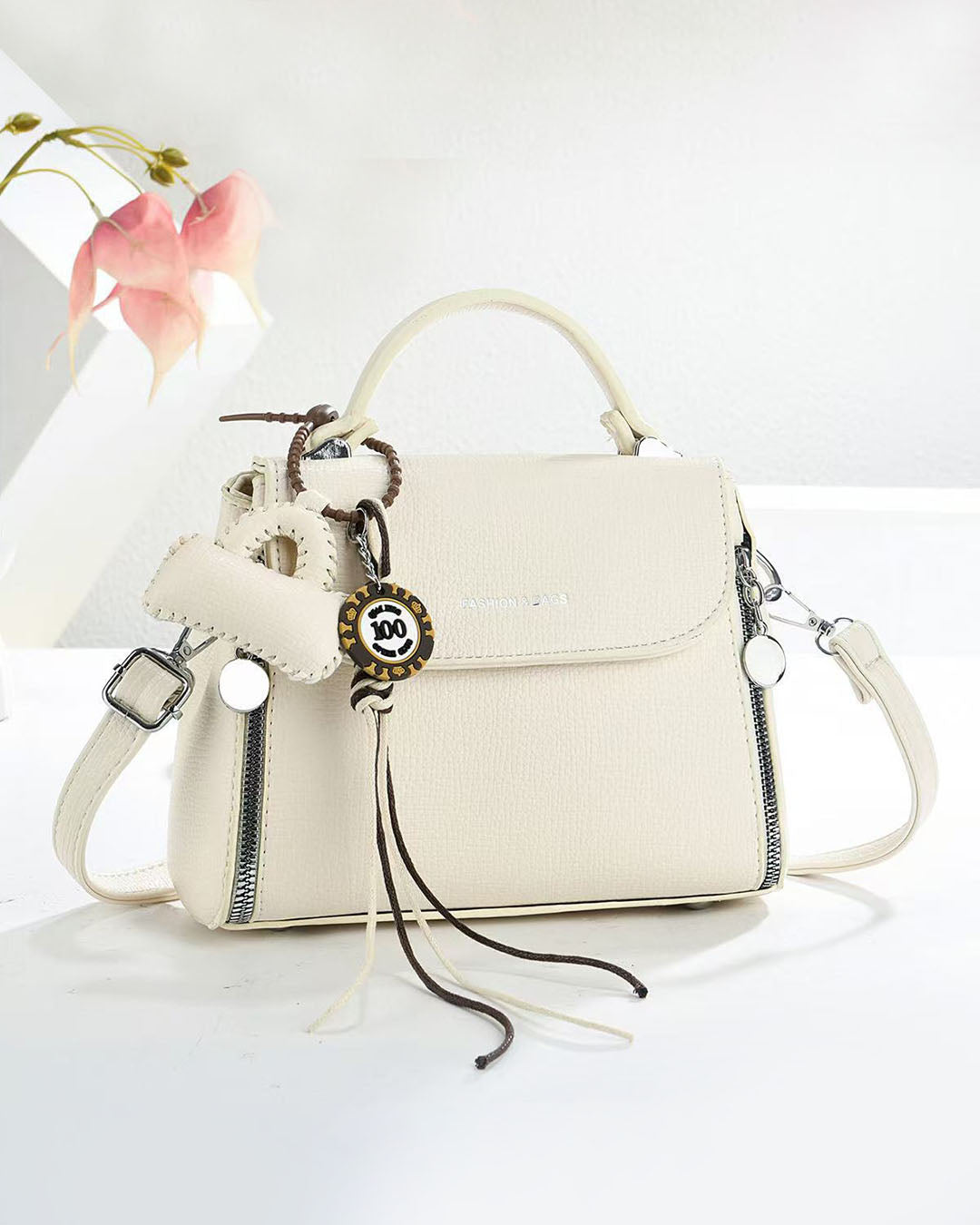 Crossbody con llavero colgante divertido
