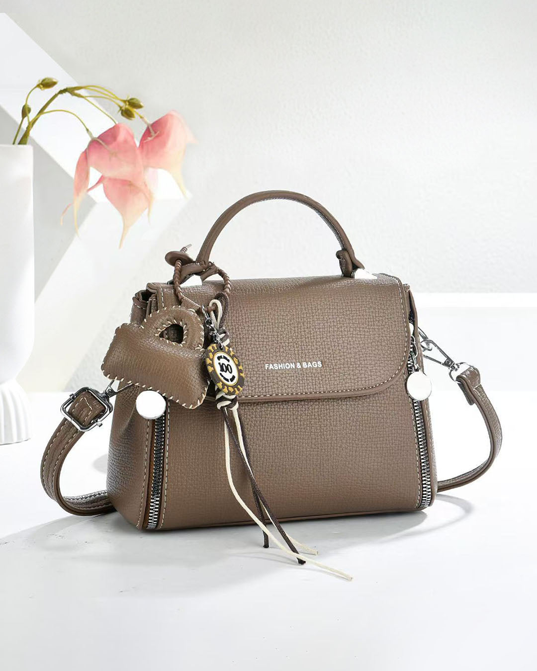 Crossbody con llavero colgante divertido