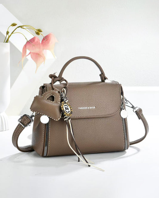 Crossbody con llavero colgante divertido