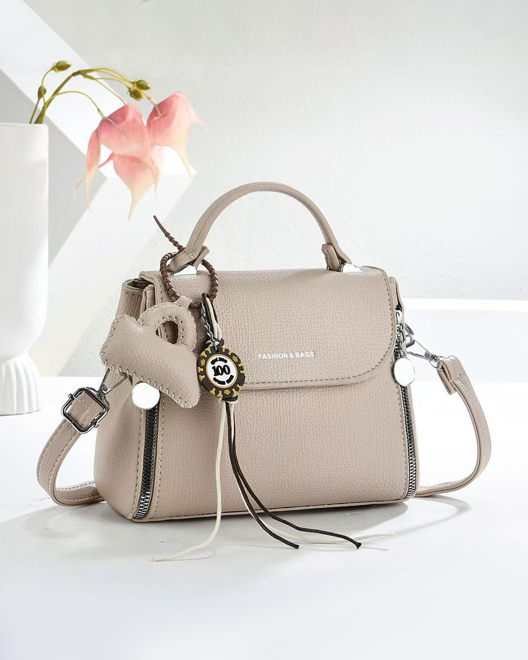 Crossbody con llavero colgante divertido