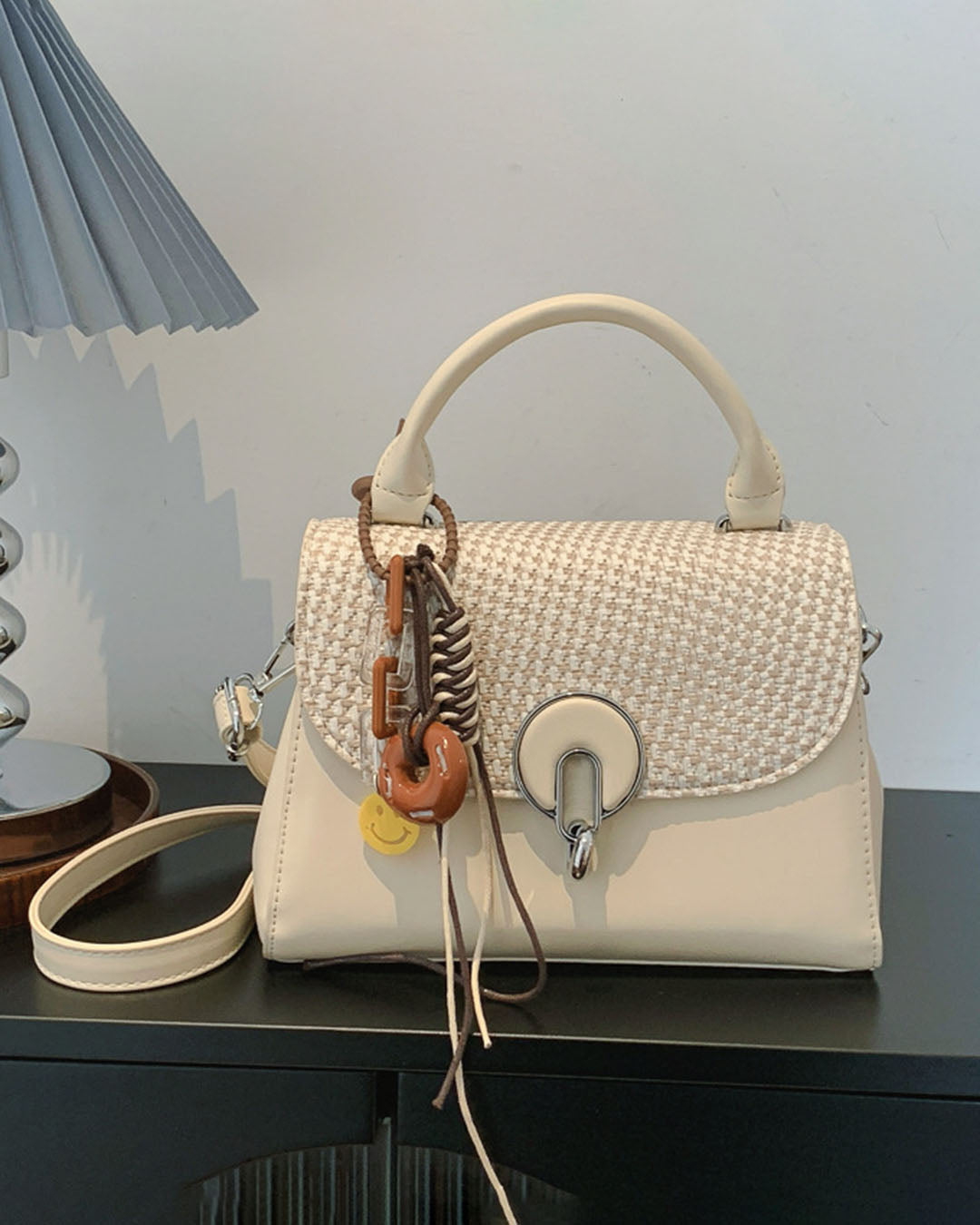 Crossbody con llavero colgante