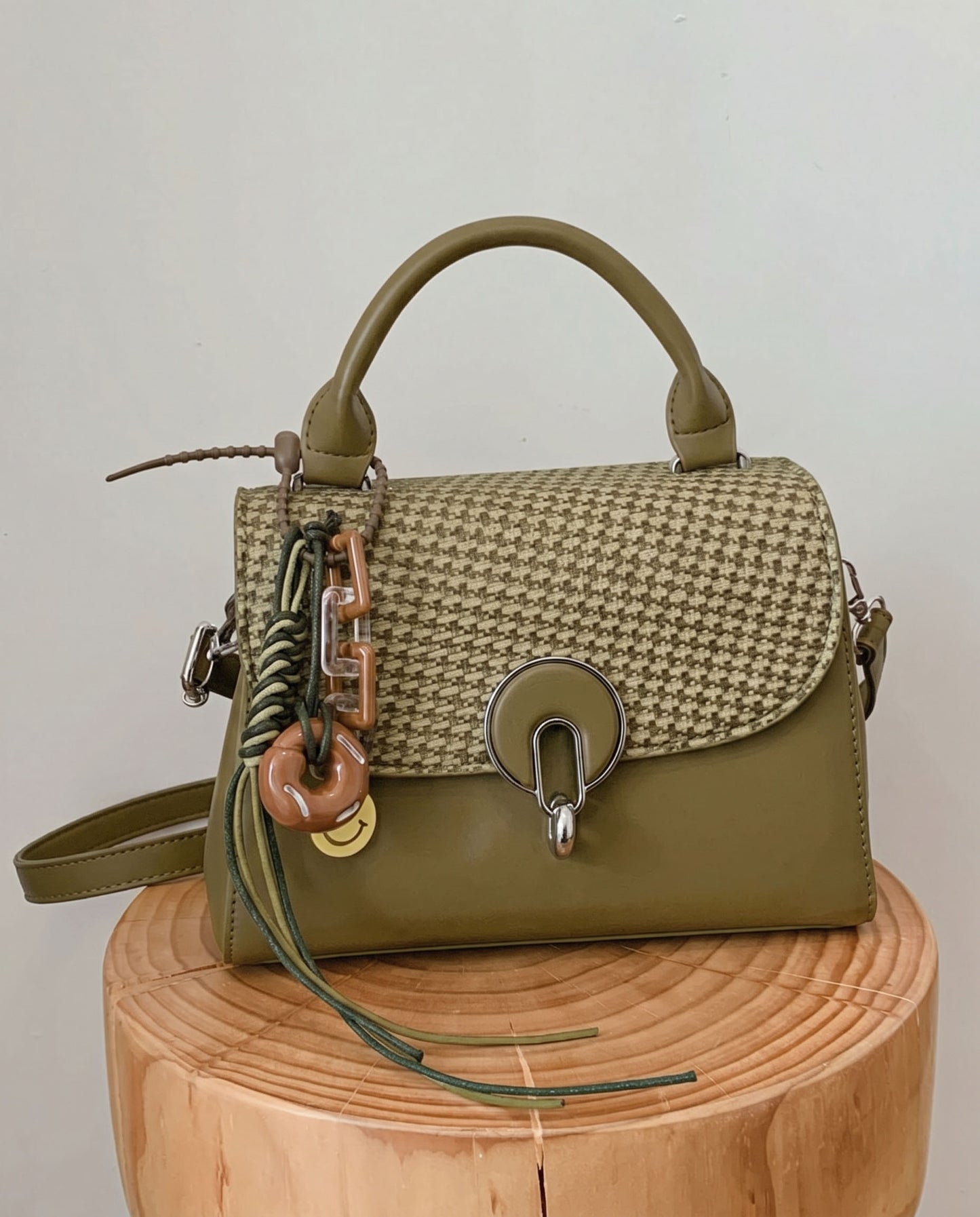 Crossbody con llavero colgante