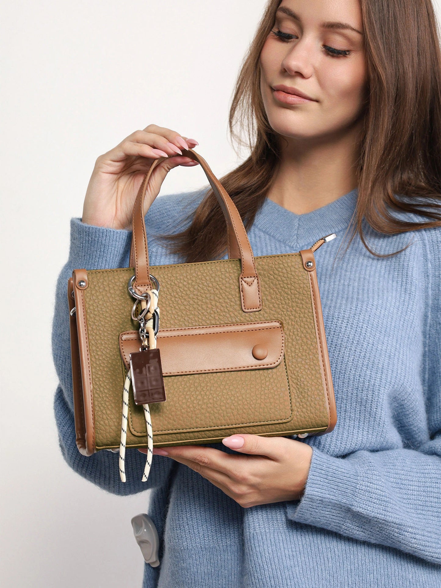 Cartera pequeña bicolor con bolsillo frontal