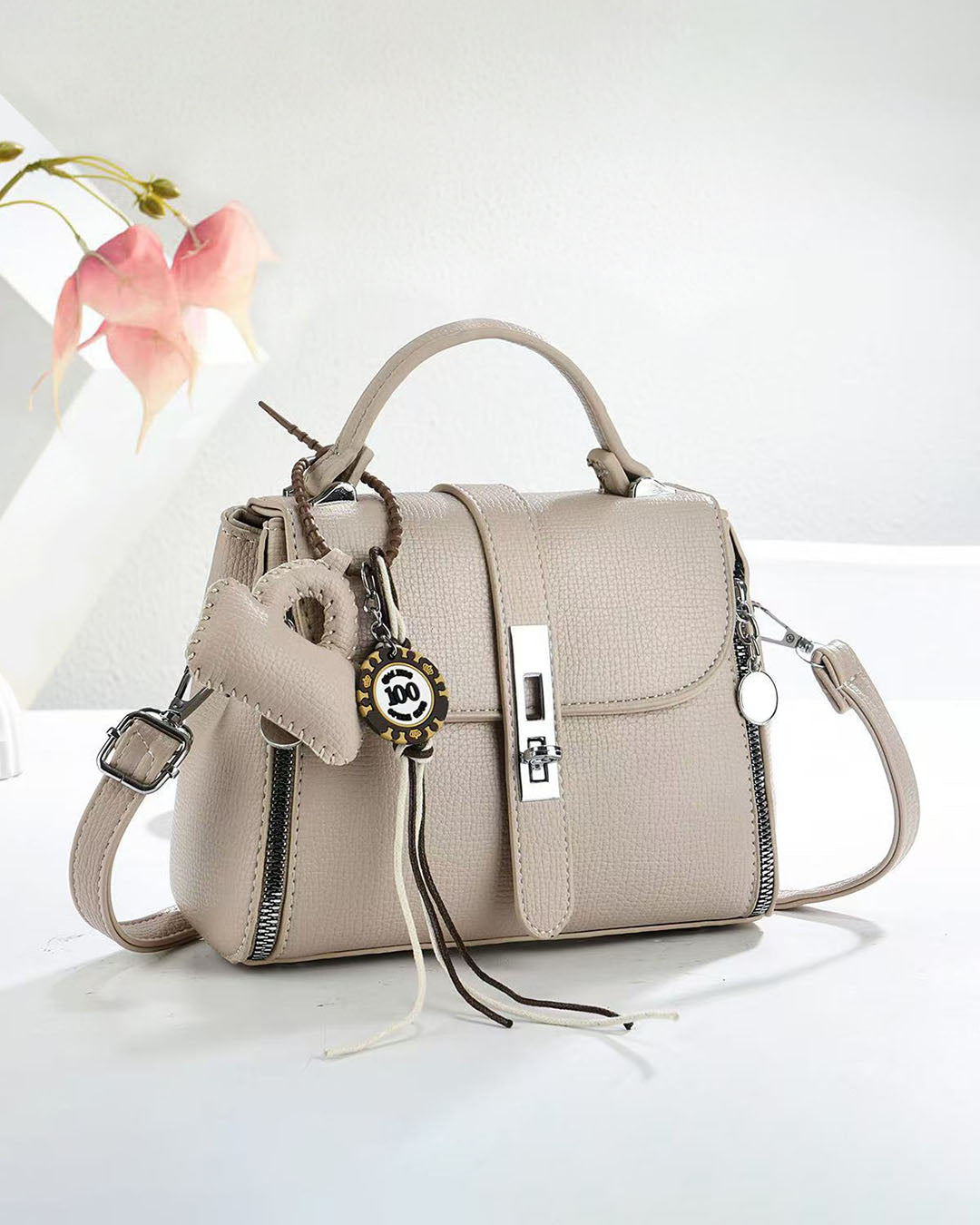 Crossbody con llavero colgante