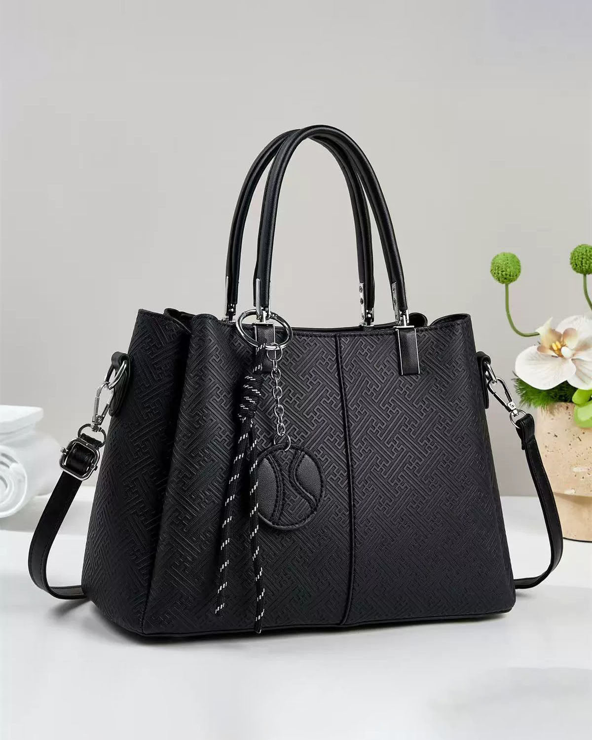 Bolso Tote de Lujo con Textura Geométrica y Colgante decorativo