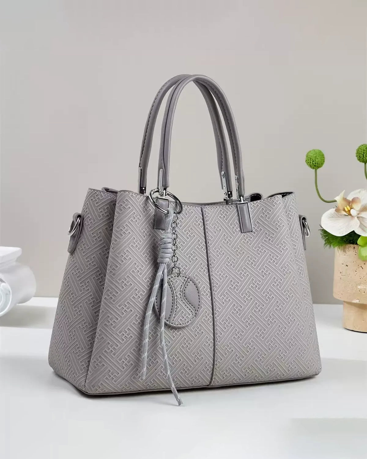 Bolso Tote de Lujo con Textura Geométrica y Colgante decorativo