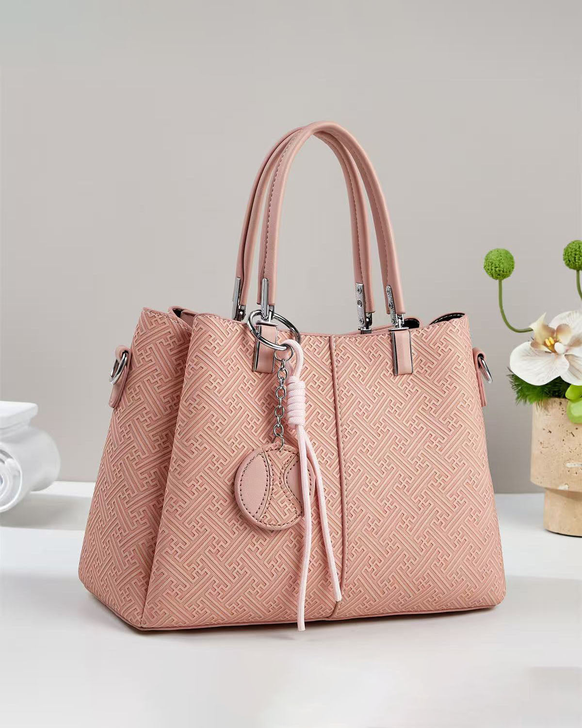 Bolso Tote de Lujo con Textura Geométrica y Colgante decorativo