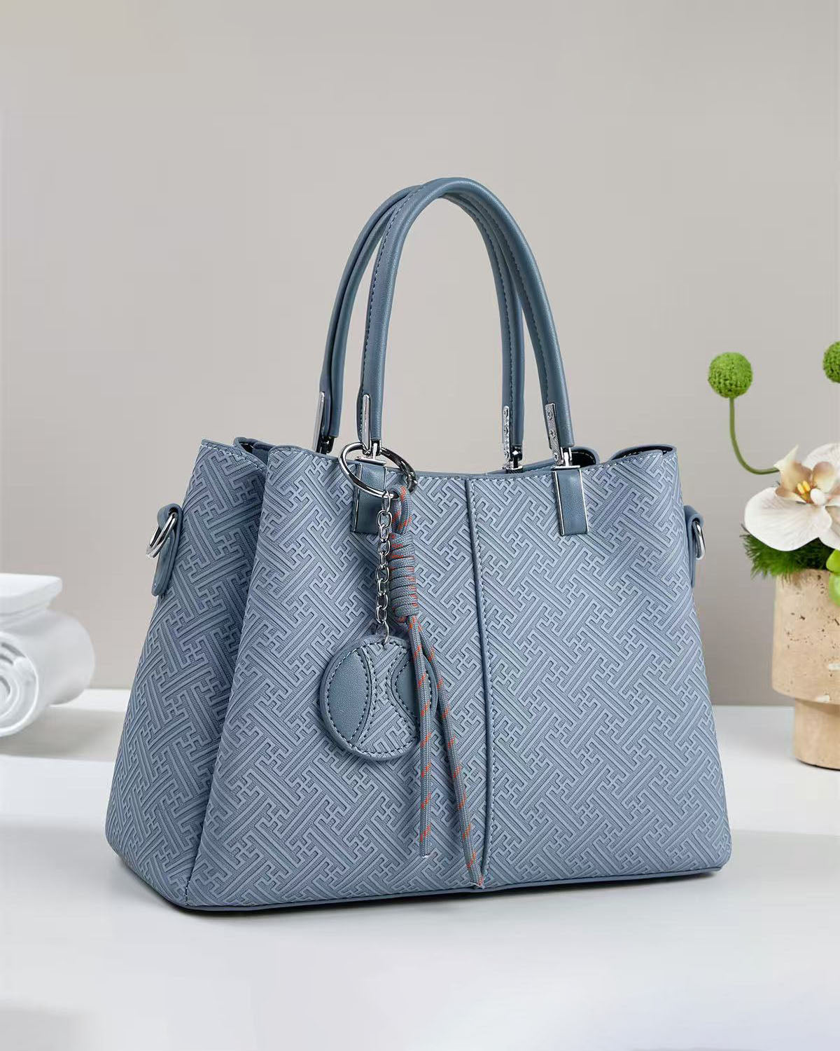 Bolso Tote de Lujo con Textura Geométrica y Colgante decorativo