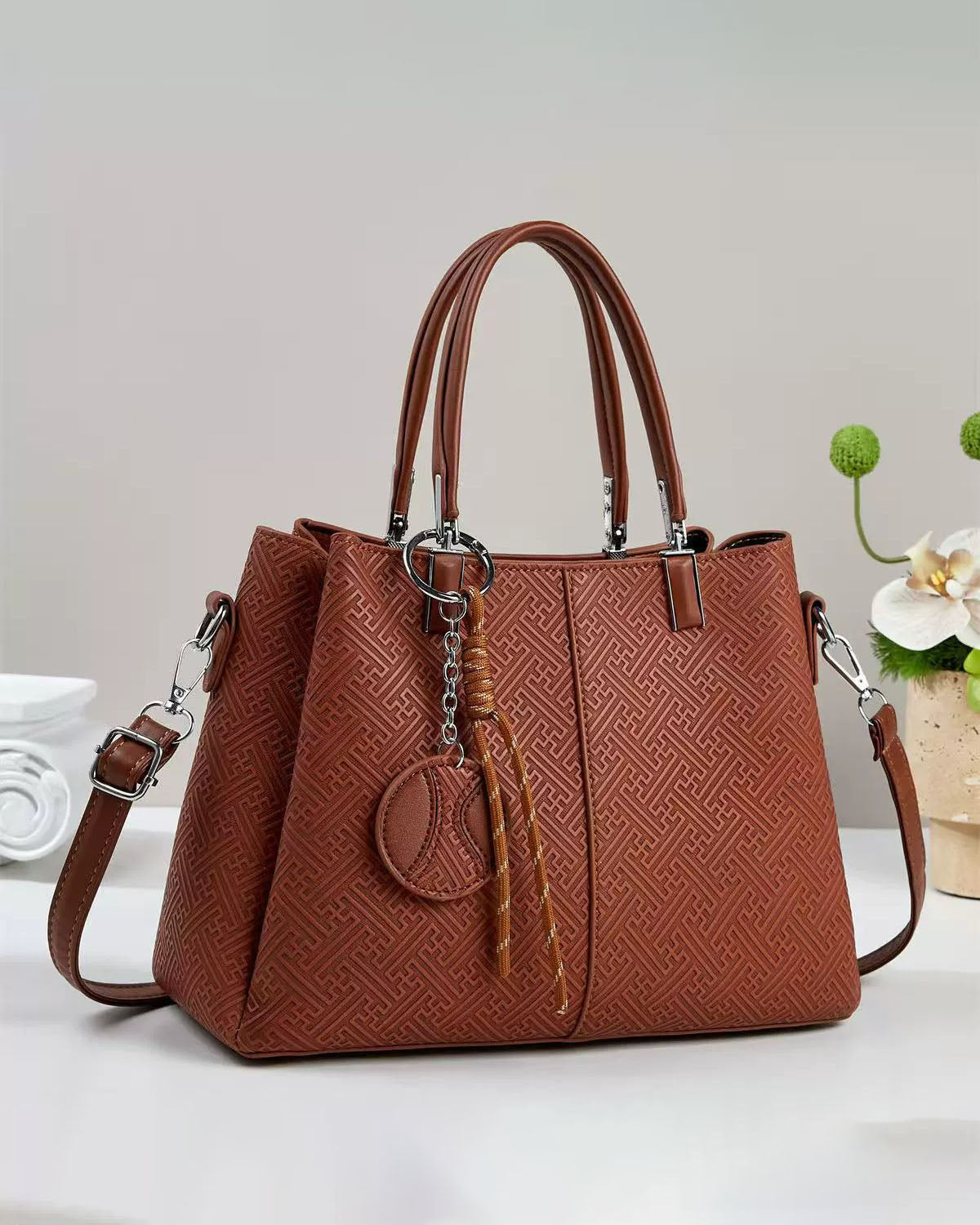 Bolso Tote de Lujo con Textura Geométrica y Colgante decorativo