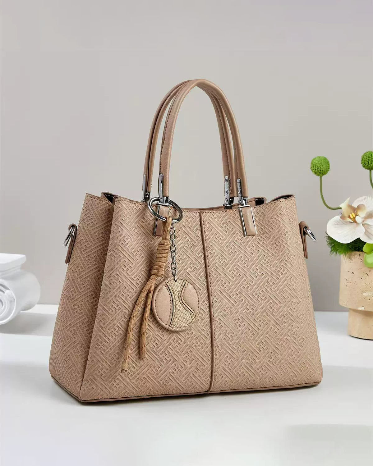 Bolso Tote de Lujo con Textura Geométrica y Colgante decorativo