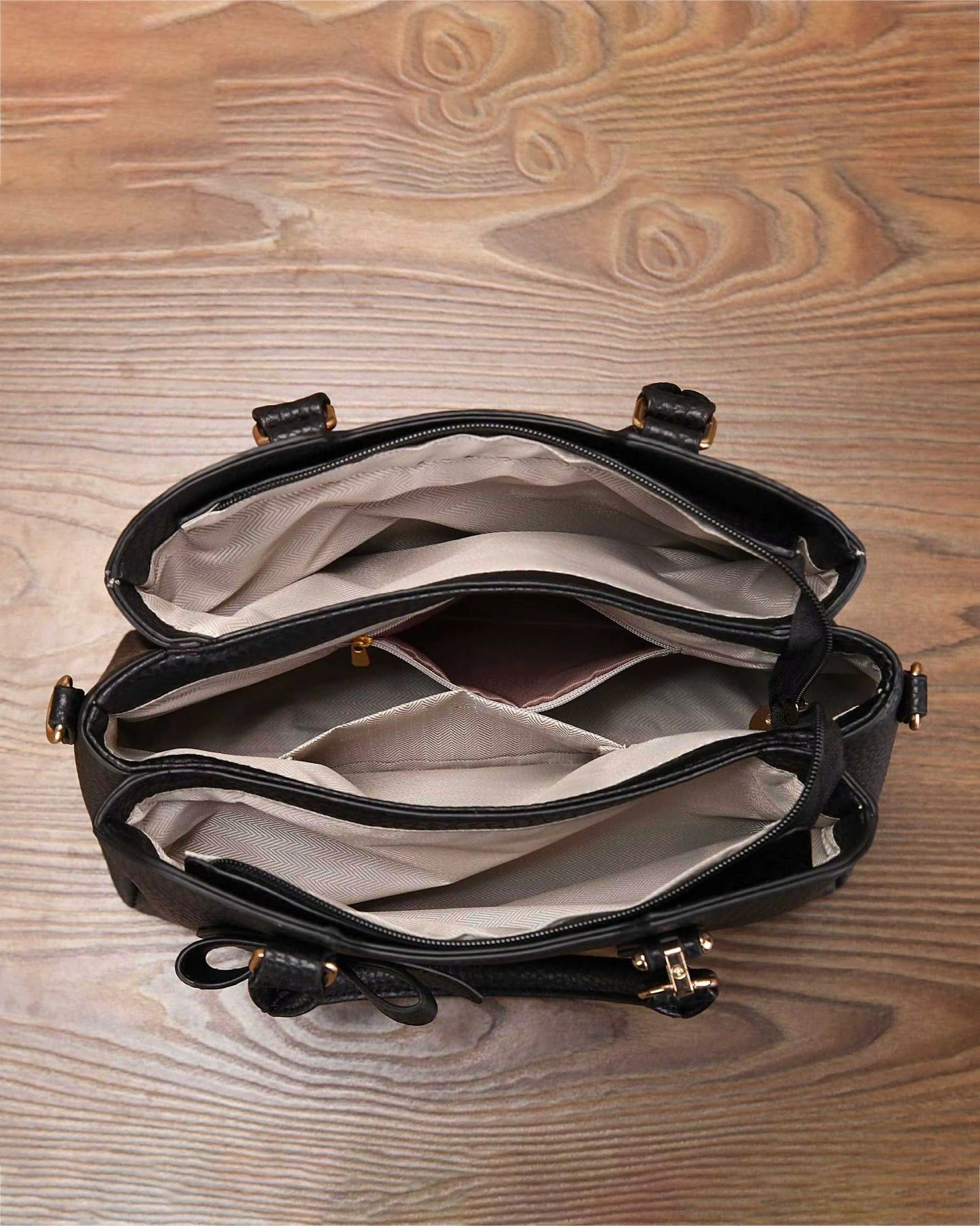 Cartera de mano en tamaño mediano con lazo frontal decorativo