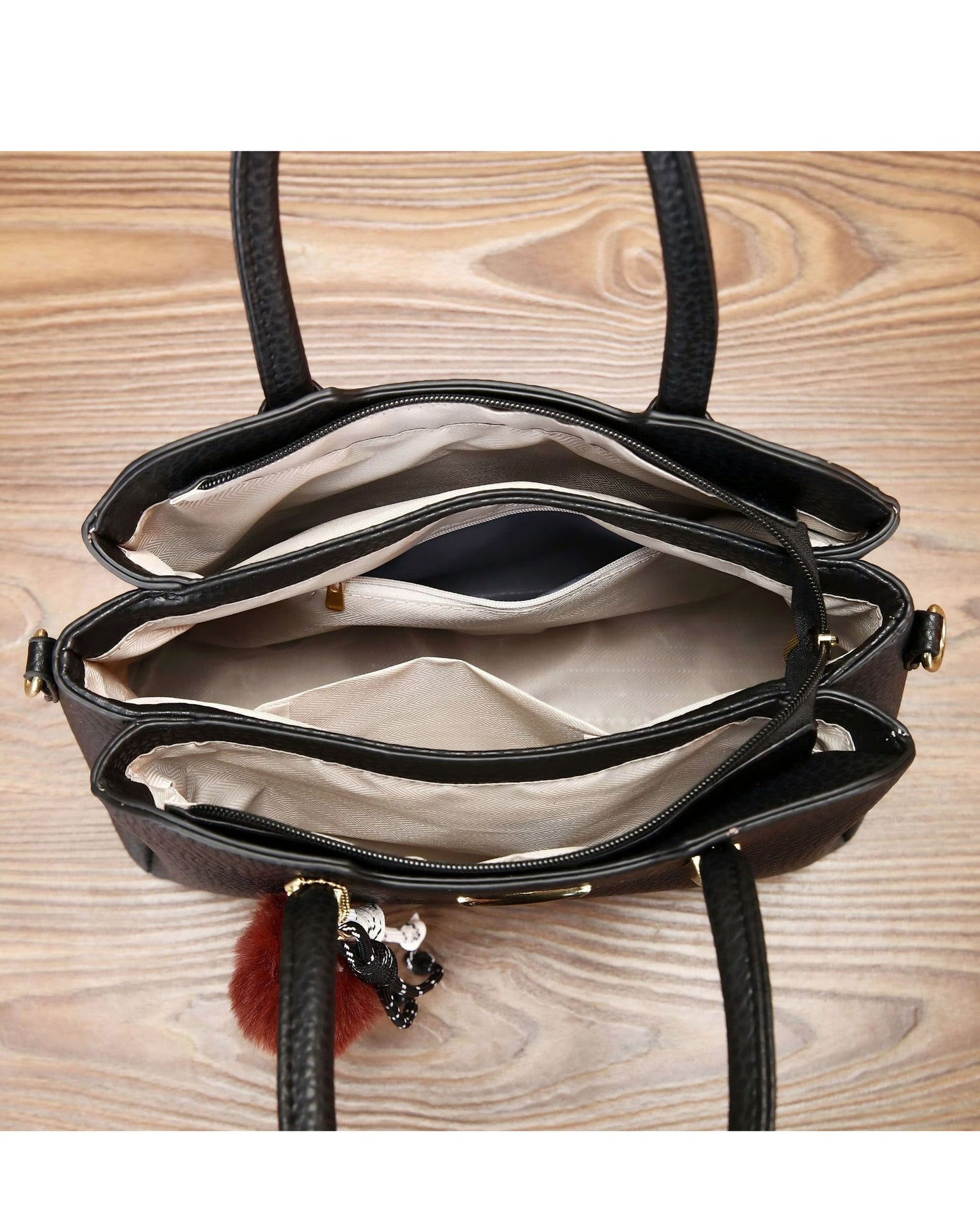 Cartera mediana con colgante y detalles en dorado